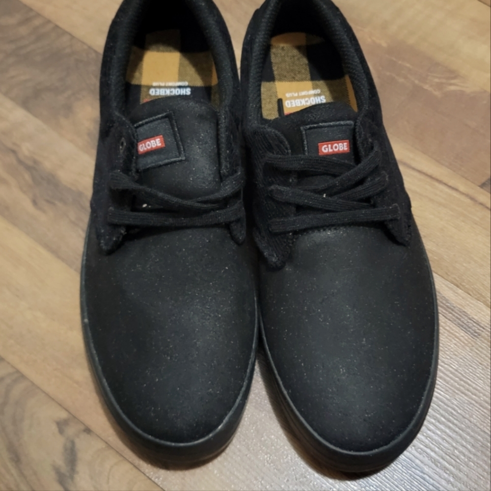 Globe full black suede shoe Size 7.5